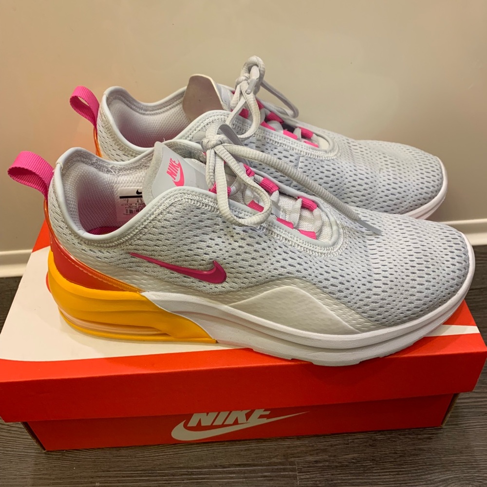 Nike Air Max Motion 2 - Women 7 - Grey/Orange/Pink